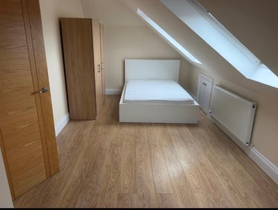 Newly refurbished one bedroom flat N13 Main Photo