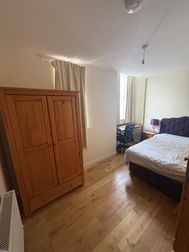 One bedroom in a two bedroom flat available  Main Photo