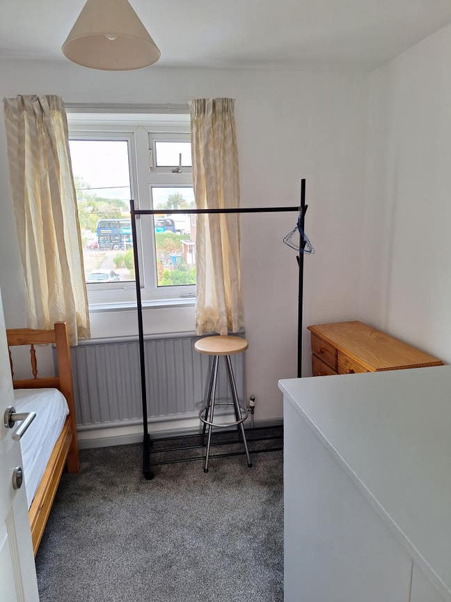 GU14 Room to let in quiet house for working people Main Photo