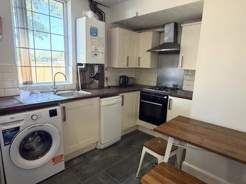 Room in postgrad house Main Photo
