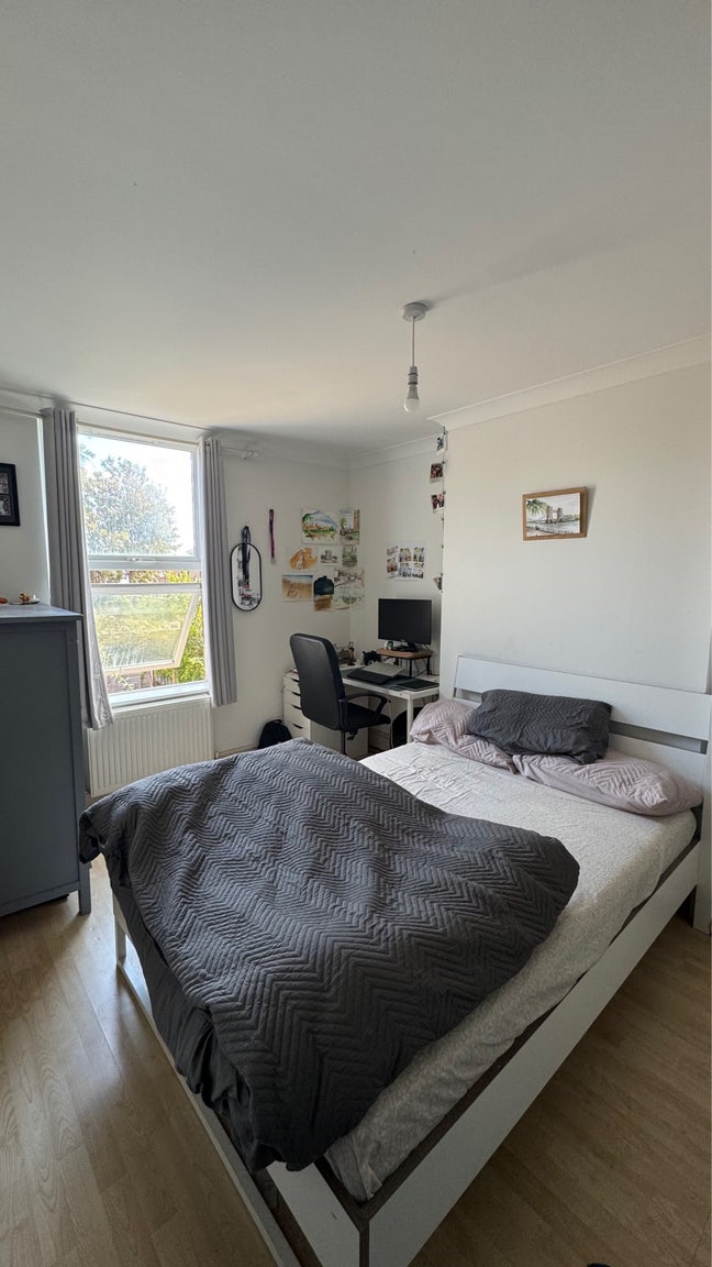 Spacious Double Room - in well connected 2-bed fla Main Photo