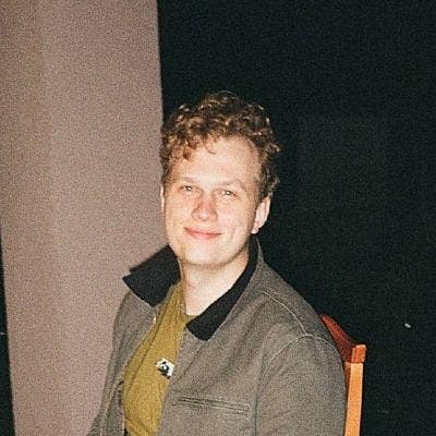 Tidy and quiet graduate seeking short-term room Main Photo