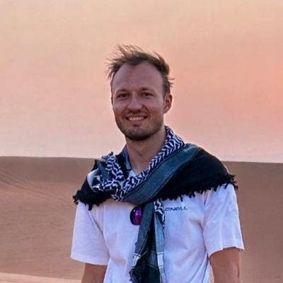 25-year-old professional  male looking to budd-up Main Photo