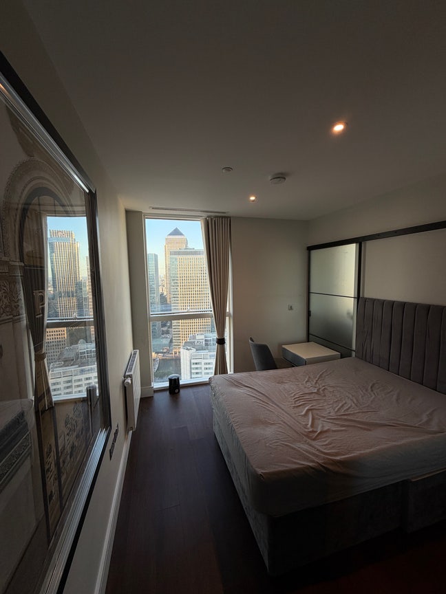     Luxury Double Room • 36th Floor • Canary Wharf Main Photo