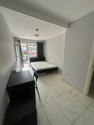 Room with bathroom Wembley 🛋️🔑🛁 Main Photo
