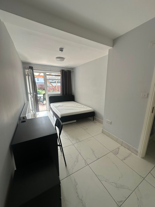 Room with bathroom Wembley 🛋️🔑🛁 Main Photo