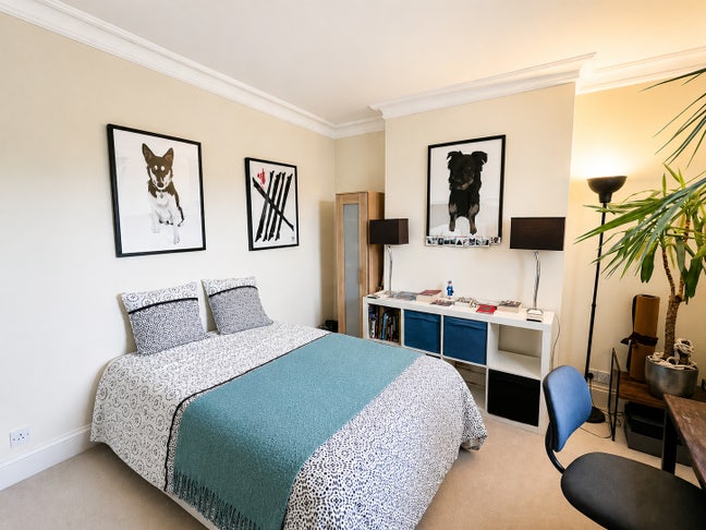 Bright, Quiet Double Room with Queen Bed – Fulham Main Photo