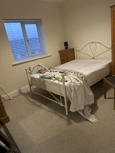 Double bedroom in family home.  Shared bathroom Main Photo