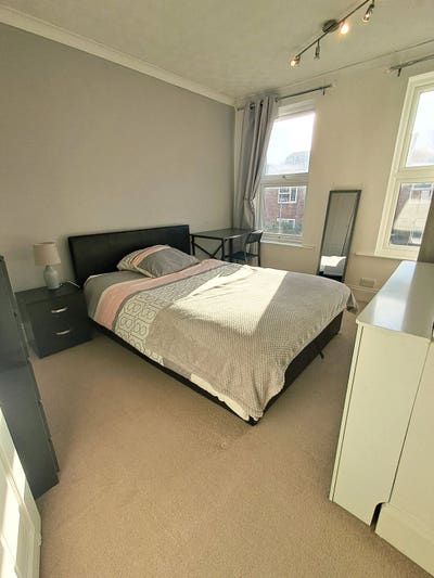 Cozy and Spacious Double Bedroom Main Photo