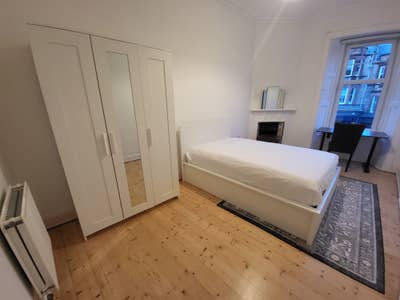 🏡 Bright & Comfortable Double Room in Edinburgh Main Photo