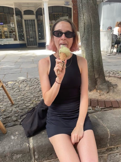 Lovely Girl Seeks Lovely Flat Main Photo