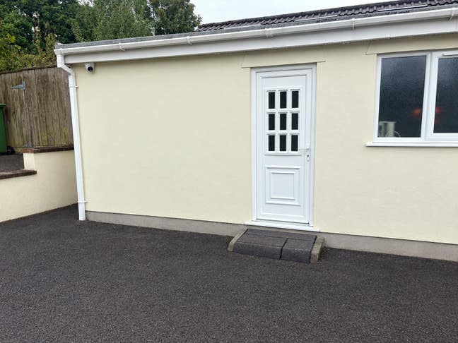 Small self contained studio  Main Photo