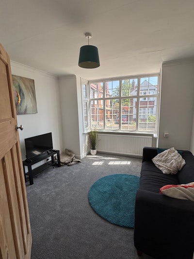 Room to Rent in Gorgeous Big House Main Photo