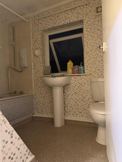 A double room available with queen size bed Main Photo