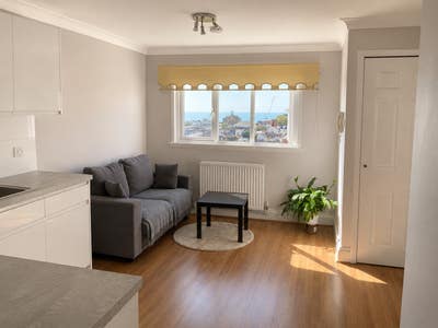 One bedroom flat with stunning sea views Main Photo