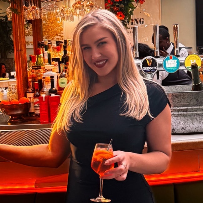 Sociable, working professional, looking for a room Main Photo