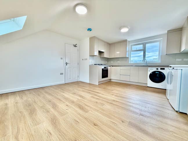 Brand New Three En Suites Flat Central Line Ealing Main Photo