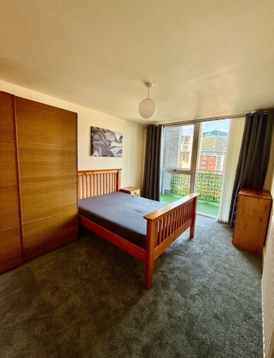 Looking for a female flatmate  Main Photo