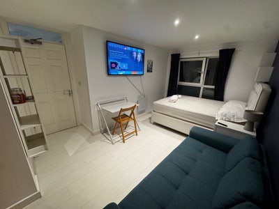 Modern Double Room at Canary Wharf Main Photo