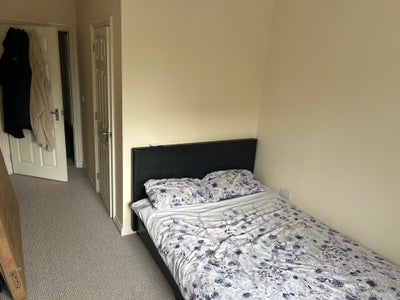 Large Double Room to rent  Main Photo