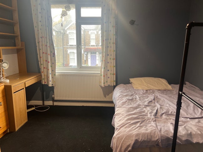 &pound;875 inc bills. Dbl room, seeking female professnl Main Photo