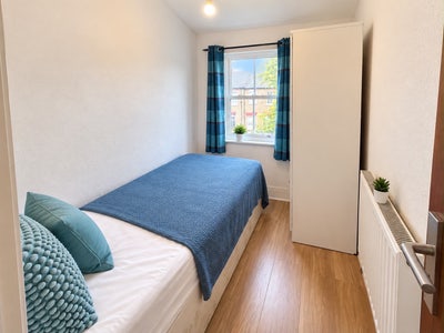 *Box Room Next to Shops and Transports  Main Photo