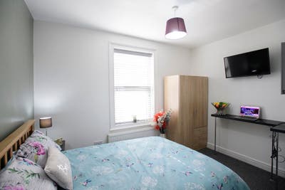 ✨ Luxury En-Suite Double Room  🏠🚿 Your Own Luxury Main Photo