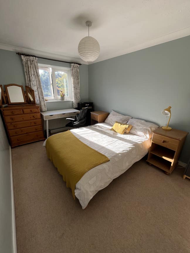 Sunny double room in Banstead, Surrey 7mins 2train Main Photo