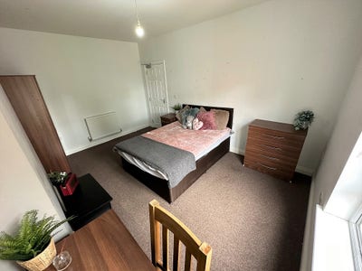 Stunning Dbl room in professional houseshare Main Photo