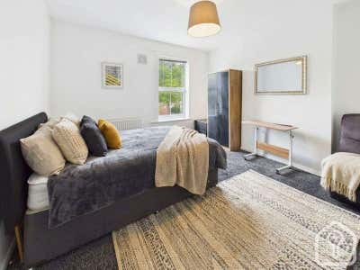 Spacious 5-Bedroom House to let Main Photo