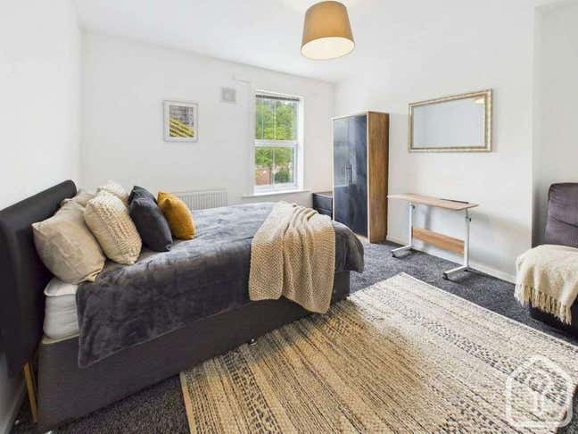 Spacious 5-Bedroom House to let Main Photo