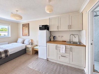 Bills included! Furnished bedsit studios in CB1 Main Photo