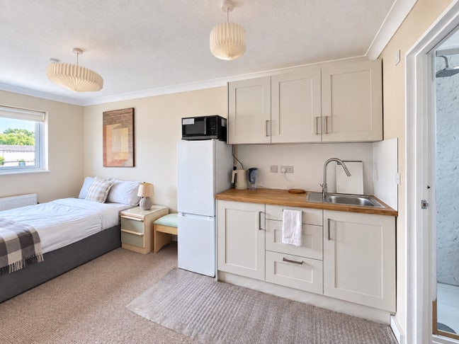 Bills included! Furnished bedsit studios in CB1 Main Photo