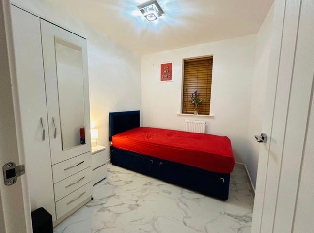Spare Room Available in a Spacious 4-Bedroom House Main Photo