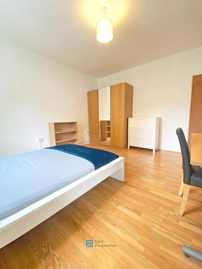 Huge Room + Private Balcony Main Photo