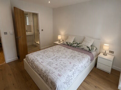 Private room en-suite & balcony (Mon-Fri) Main Photo