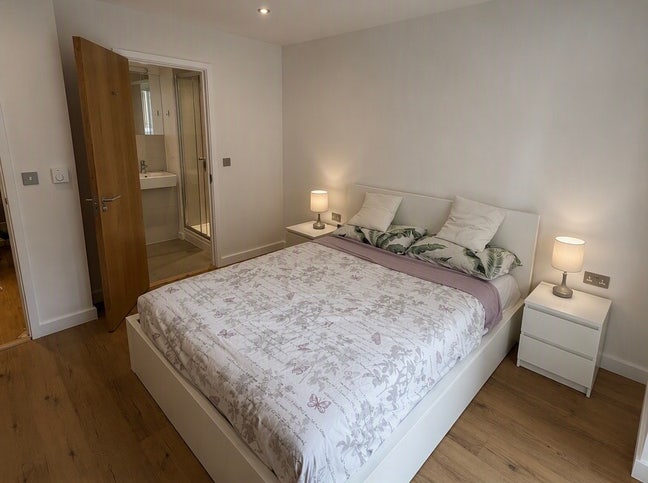 Private room en-suite & balcony (Mon-Fri) Main Photo