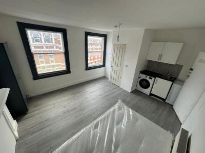 Furnished studio Flat to rent- west Hampstead NW6 Main Photo