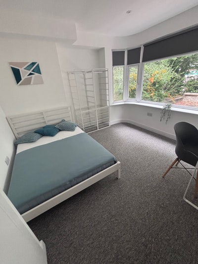 Large Double Room in recently refurbished property Main Photo