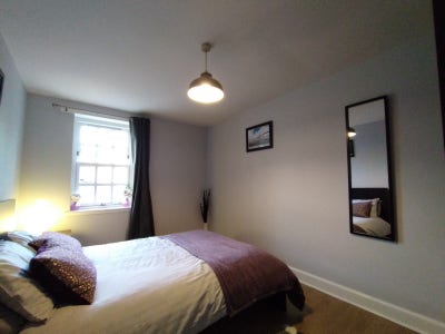 Spacious room in central Edinburgh  Main Photo