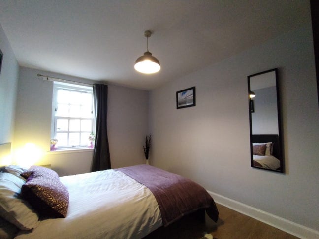 Spacious room in central Edinburgh  Main Photo