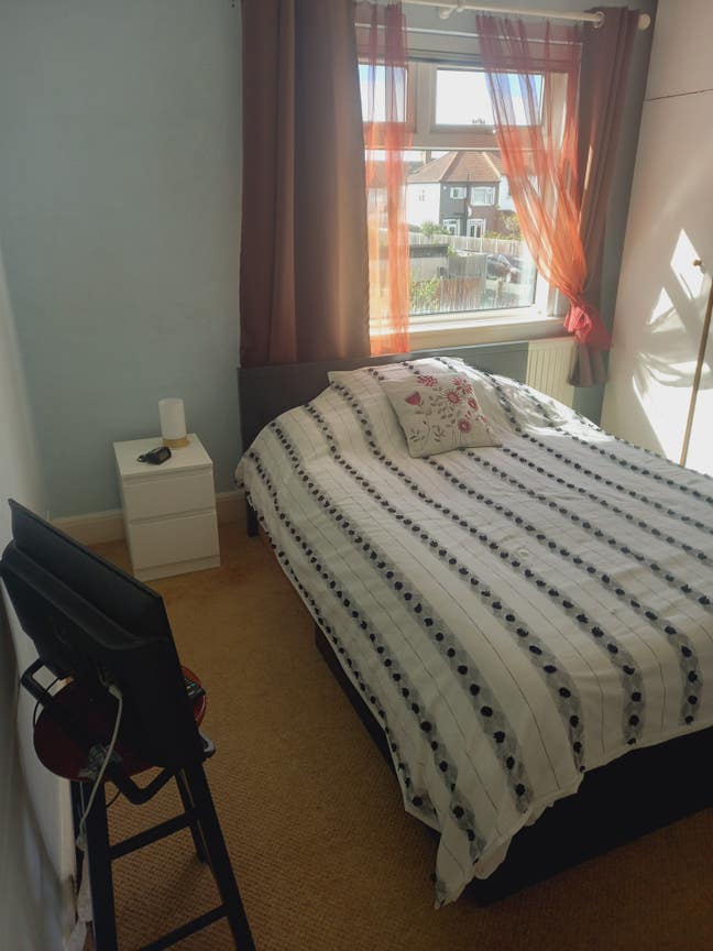 Room Monday to Friday ONLY. Wembley P/West Hendon Main Photo