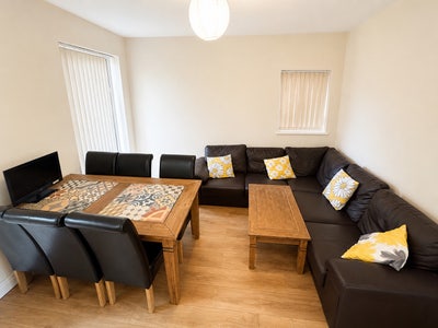 Furnished room in friendly shared home! Main Photo