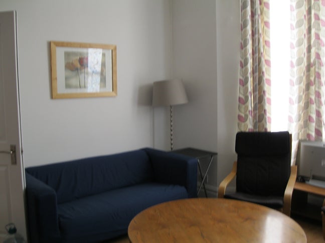 Bright furnished room in a 6 bedroom house Main Photo