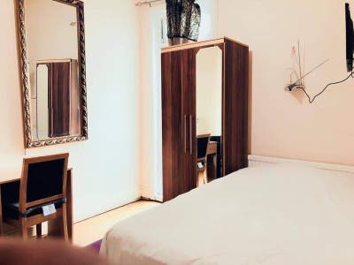 ***** Large  bedroom at Quiet House ******* Main Photo