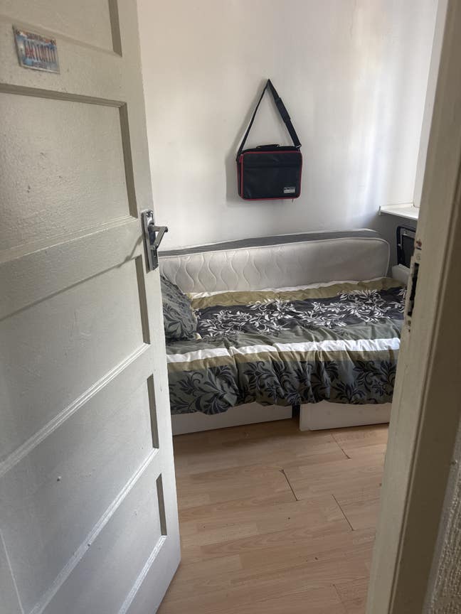 I have 2 big rooms to rent out  Main Photo