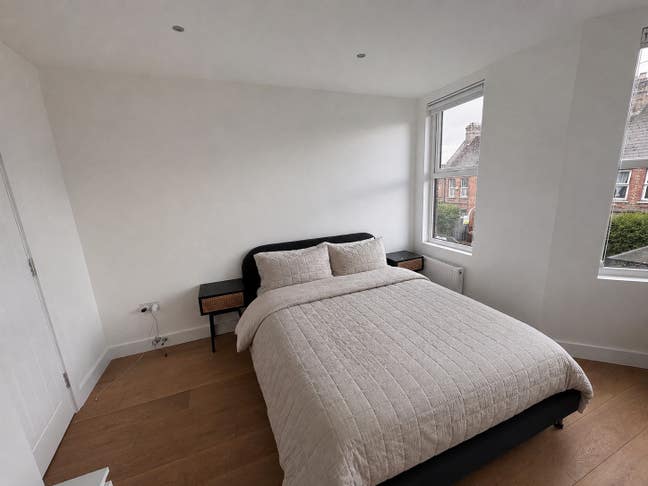 Spacious Double Room with En-suite Bathroom Main Photo