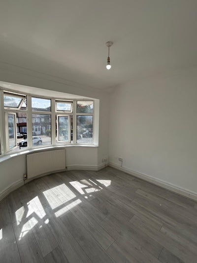 Modern 2 Bed Flat – Edmonton N18 – Water & Council Main Photo