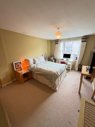 Large Double Room with Private Bathroom - Central  Main Photo