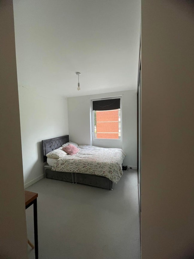 En-suite double bedroom in a new build apartment  Main Photo